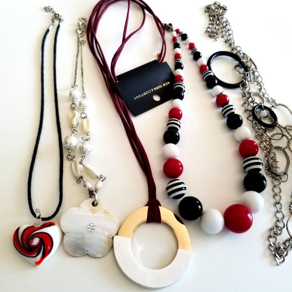 Lot of 5 Red Black White Beaded Necklaces Mother of Pearl Hearts - Picture 10 of 13